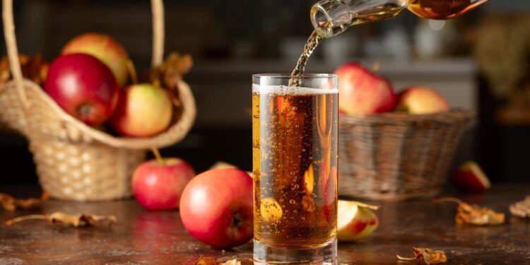 خواص شگفت انگیز آب سیب برای سلامتی: بررسی کامل فواید آب سیب