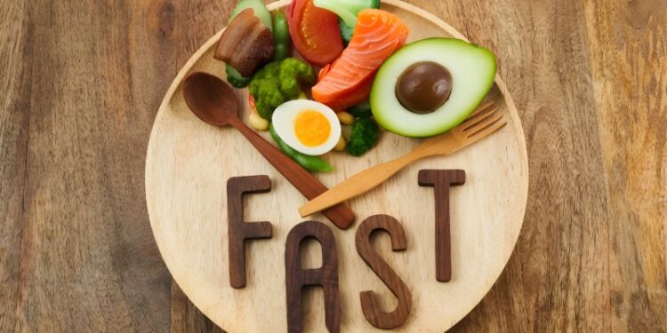 رژیم فستینگ چیست؟ معرفی کامل رژیم روزه داری متناوب و تأثیر آن بر سلامتی و لاغری